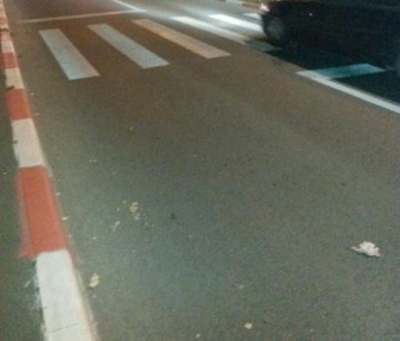 A lovit un om pe trecerea de pietoni şi a fugit de la faţa locului